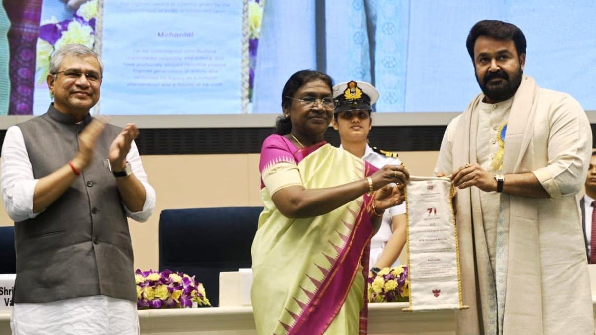 Mohanlal gets standing ovation as he receives Dadasaheb Phalke Award from President Droupadi Murmu