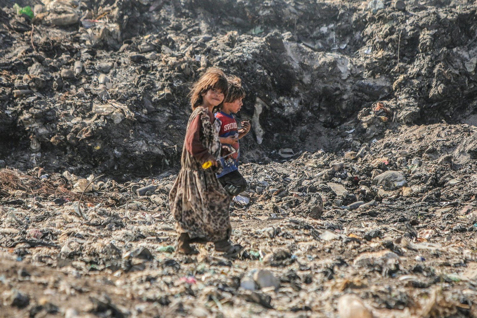 Displaced Syrians dig through hills of garbage to make a living | Syria's War